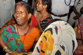 Người thân đau xót trước cái chết của một nạn nhân bị sét đánh (Nguồn: IndianExpress)