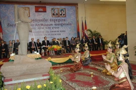 Lễ tiếp nhận bức tượng sa thạch từ thế kỷ thứ 10 tại Phnom Penh. (Ảnh: THX/TTXVN)