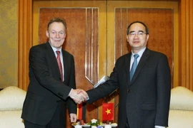Chủ tịch Ủy ban Trung ương Mặt trận Tổ quốc Việt Nam Nguyễn Thện Nhân tiếp ông Thomas Oppermann. (Ảnh: Nguyễn Dân/TTXVN)