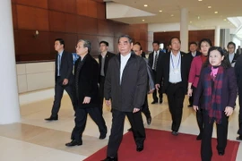 Ông Lê Hồng Anh kiểm tra công tác chuẩn bị tại Trung tâm Hội nghị Quốc gia. (Ảnh: Lâm Khánh​/TTXVN)