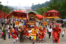 Đoàn rước kiệu thị trấn Hùng Sơn, huyện Lâm Thao. (Ảnh: Trung Kiên/TTXVN)