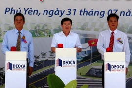 Phó Thủ tướng Chính phủ Trịnh Đình Dũng và các đại biểu phát lệnh thông hầm. (Ảnh: Xuân Triệu/TTXVN)