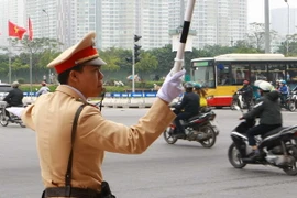 Lái xe liều lĩnh điều khiển ôtô lao vào cảnh sát giao thông
