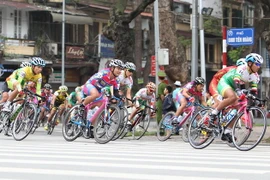 Các cua​-rơ tranh tài tại vòng 1 với nội dung tính giờ với 25 vòng hồ Hoàn Kiếm. (Ảnh: Quốc Khánh/TTXVN)