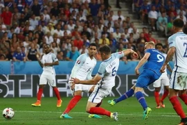 Kolbeinn Sigthorsson (áo xanh) ghi bàn thắng lịch sử cho Iceland. (Nguồn: Getty Images)