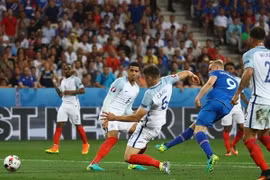 Kolbeinn Sigthorsson (áo xanh) ghi bàn thắng lịch sử cho Iceland. (Nguồn: Getty Images)