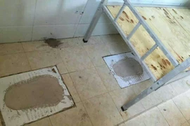 Bệ xí trong nhà vệ sinh được trát ximăng để tạo nền phẳng cho phòng ngủ giường tầng cho học sinh. (Nguồn: CCTV)