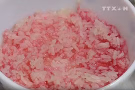 Người dân TP.HCM hoang mang khi cơm trắng chuyển màu đỏ, tím