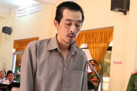 Đỗ Thanh Sơn nghe Tòa tuyên y án. (Ảnh: Lê Sen/TTXVN)