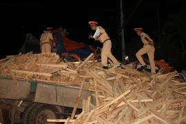 Cảnh sát giao thông có mặt tại hiện trường vụ tai nạn. (Ảnh: Đâu Tất Thành/TTXVN)