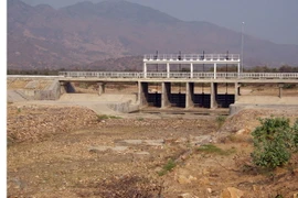 Công trình hồ chứa nước Bầu Zôn ở huyện Ninh Phước (tỉnh Ninh Thuận) trơ đáy. (Ảnh: Công Thử/TTXVN)