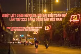 Biểu ngữ chào mừng Đại hội Đảng XII trên đường Khuất Duy Tiến. (Ảnh: Đắc Giang/TTXVN)