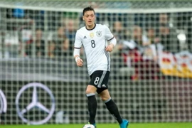 Oezil luôn mang lại cho khán giả sự tò mò bởi anh luôn có những pha xử lý ngẫu hứng. (Nguồn: Reuters)