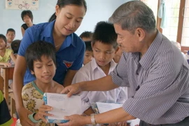 TP.HCM tặng 2.000 phần quà Tết cho người khuyết tật, trẻ mồ côi