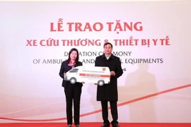 Toyota tặng xe cứu thương. (Ảnh: Văn Xuyên/Vietnam+)