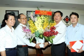 Bí thư Thành ủy Thành phố Hồ Chí Minh Đinh La Thăng thăm hỏi giáo sư, bác sỹ Trần Đông A. (Ảnh: Thanh Vũ/TTXVN)