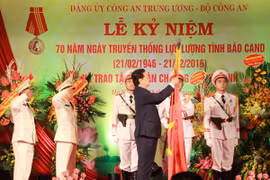 Thủ tướng Nguyễn Tấn Dũng trao Huân chương Hồ Chí Minh lần thứ III cho lực lượng Tình báo Công an nhân dân. (Ảnh: TTXVN)