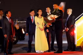 Tổng thống Mỹ Barack Obama đặt chân đến Việt Nam. (Nguồn: Reuters)