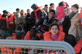 Người di cư cập cảng ở Sicily sau khi được cứu trên biển ngày 15/4. (Nguồn: AFP/TTXVN)