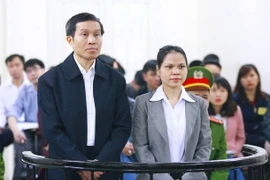 Bị cáo Nguyễn Hữu Vinh và bị cáo Nguyễn Thị Minh Thúy đứng trước vành móng ngựa. (Ảnh: Doãn Tấn/TTXVN)