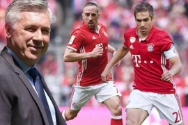 Carlo Ancelotti hứa tặng Lahm một chai champagne vì bàn thắng ở trận ra mắt mùa giải Bundesliga. Ảnh: Fcb.de 