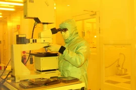 Một nhà khoa học thuộc AINST làm việc trong phòng thí nghiệm tại Trung tâm khoa học nano Sydney mới khai trương. (Ảnh: Sao Băng/Vietnam+)