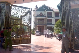 Phong tỏa căn biệt thự để điều tra. (Ảnh: Minh Trí/TTXVN)