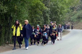 Khách du lịch nước ngoài trải nghiệm du lịch cộng đồng khi đến Sa Pa. (Ảnh: Thanh Hà/TTXVN)