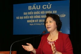Chủ tịch Quốc hội Nguyễn Thị Kim Ngân đến kiểm tra, giám sát và phát biểu tại khu vực bỏ phiếu số 1, phường Nghĩa Tân, quận Cầu Giấy. (Ảnh: Trọng Đức/TTXVN)