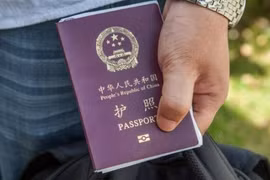 Cư dân sống tại huyện Ili Kazakh phải cung cấp mẫu ADN khi nộp đơn xin cấp phép xuất nhập cảnh.(Nguồn: ltn.com.tw)