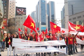 Quang cảnh cuộc biểu tình gần Đại sứ quán Trung Quốc ở thủ đô Seoul. (Ảnh: Phạm Duy-Võ Toàn/Vietnam+)