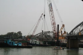 Nhịp số 3 cầu Ghềnh được trục vớt thành công từ độ sâu 13m dưới đáy sông. (Ảnh: Sỹ Tuyên​/TTXVN)