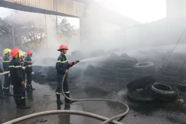 Lực lượng cứu hỏa kịp thời dập tắt đám cháy. (Ảnh: Công Mạo/TTXVN)