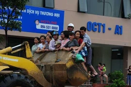 Khu đô thị Nasco bến xe Bắc ​Thăng ​Long bị cô lập. (Ảnh: Lê Minh Sơn/Vietnam+)