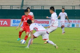 Pha tranh chấp bóng giữa cầu thủ hai đội. (Ảnh: Hải Âu/TTXVN)