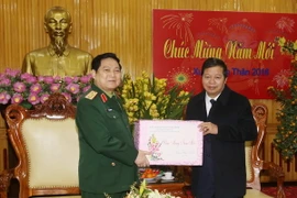 Đại tướng Ngô Xuân Lịch tặng quà Tết cho Đảng bộ, chính quyền và nhân dân tỉnh Hà Nam. (Ảnh: Nguyễn Thị Chinh/TTXVN)
