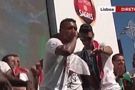 Nani trổ tài beatbox tại Lisbon. (Nguồn: 101greatgoals)