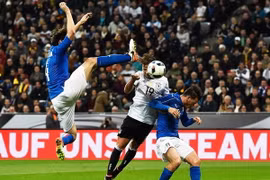 Italy (áo xanh) gây thất vọng trước Đức. (Nguồn: Guardian)