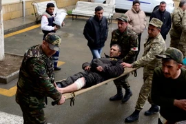 Một binh sỹ bị thương trong cuộc giao tranh tại Nagorny Karabakh tới bệnh viện ở thị trấn Terter. (Nguồn: THX/TTXVN)