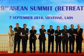 Thủ tướng Việt Nam Nguyễn Xuân Phúc và lãnh đạo các nước ASEAN chụp ảnh chung tại hội nghị. (Nguồn: THX/TTXVN)