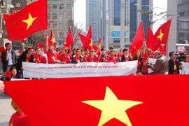 Quang cảnh cuộc biểu tình gần Đại sứ quán Trung Quốc ở thủ đô Seoul. (Ảnh: Phạm Duy/Vietnam+)