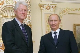 Cựu Tổng thống Mỹ Bill Clinton và Tổng thống Nga Putin. (Nguồn: AP)