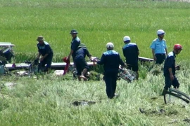 Lực lượng chức năng có mặt tại hiện trường khẩn trương cứu hộ, cứu nạn chiếc máy bay quân sự gặp nạn. (Ảnh: Xuân Triệu/TTXVN)