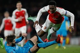 Tình huống Pique phạm lỗi với Welbeck. (Nguồn: Getty Images)