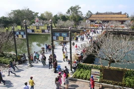 Khách du lịch tham quan trong khu di tích Đại Nội-Huế. (Ảnh: Hồ Cầu/TTXVN)
