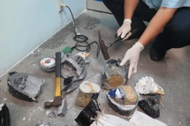 Hải quan sử dụng máy cắt, khoan đá phá vỡ các bức tượng, phát hiện ma túy giấu bên trong. (Ảnh: Hải quan cung cấp)