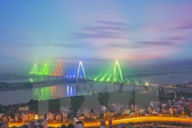 Cầu Nhật Tân - một trong những công trình ghi dấu sự phát triển về cơ sở hạ tầng ở Thủ đô Hà Nội. (Ảnh: Trọng Đạt/TTXVN)