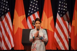 Ca sỹ Mỹ Linh hát quốc ca Việt Nam. (Ảnh: Lê Minh Sơn/Vietnam+)
