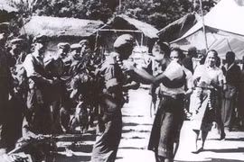 Nhân dân Lào chào đón quân tình nguyện Việt Nam. (Nguồn: Sách Ảnh quan hệ đặc biệt Việt Nam-Lào/Nhà xuất bản Thông tấn)