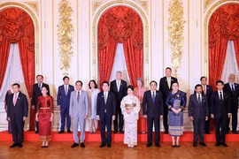 Thủ tướng Nhật Bản Kishida Fumio và Phu nhân và Trưởng đoàn các nước ASEAN chụp ảnh chung. (Ảnh: Dương Giang/TTXVN)